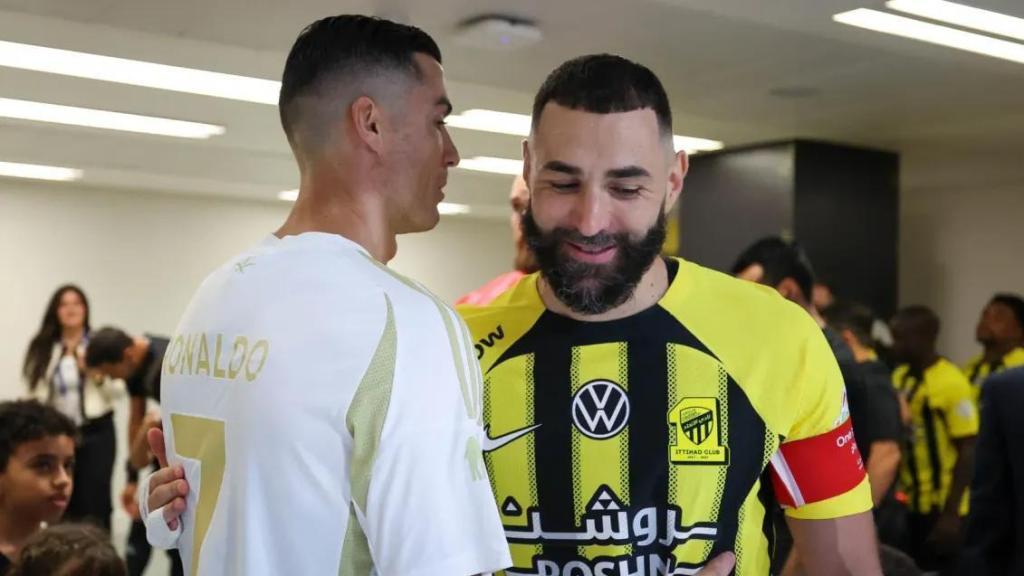 Cristiano Ronaldo y Karim Benzema se saludan antes de un partido en la Saudi Pro League