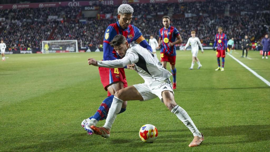 Ronald Araujo intenta robar una pilota durant l'Albacete-Barça