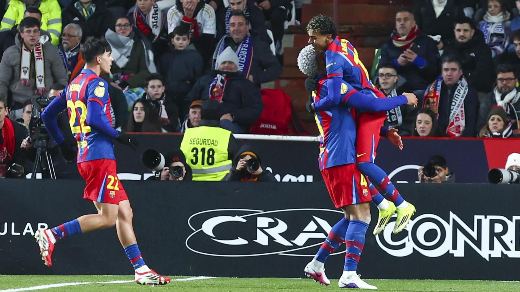 Lamine Yamal celebra con Ronald Araujo, autor del 0-2 contra el Albacete
