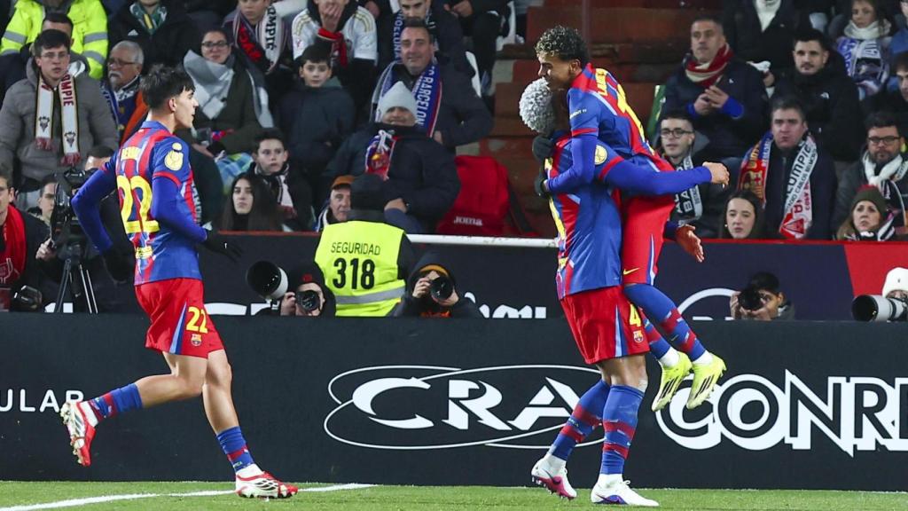 Lamine Yamal celebra con Ronald Araujo, autor del 0-2 contra el Albacete