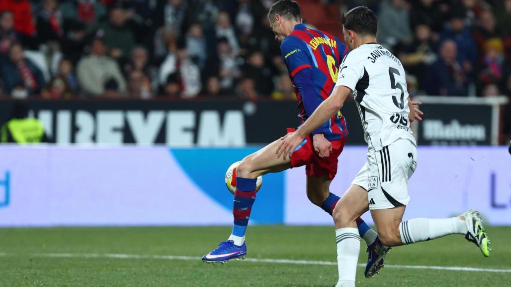 Robert Lewandowski controla un balón en el Albacete-Barça de la Copa del Rey
