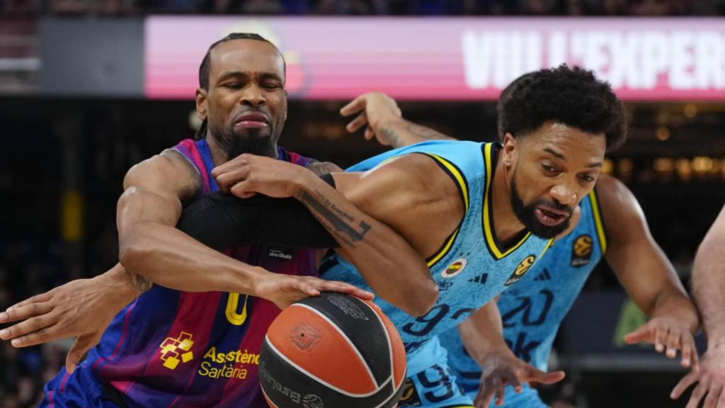 Kevin Punter lucha por el balón en el Barça de basket-Fenerbahce de la Euroliga