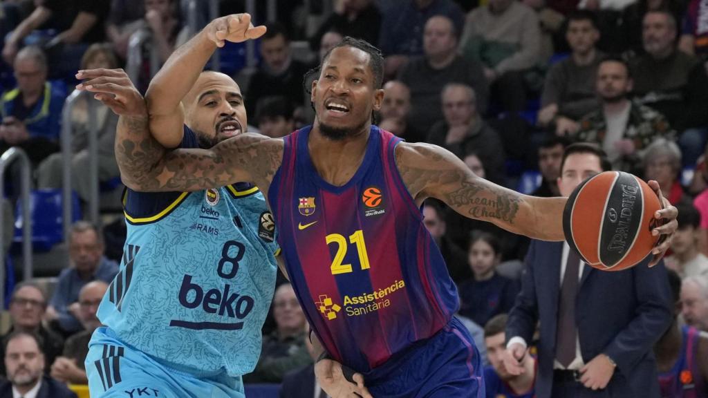 Talen Horton-Tucker defensa Will Clyburn al Barça de bàsquet-Fenerbahce de l'Eurolliga