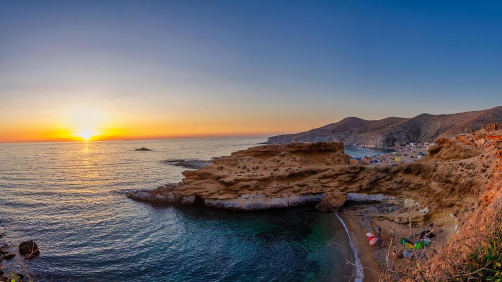 Playa de Charrana en Nador, muy popular por sus vistas al atardecer y su entorno mediterráneo