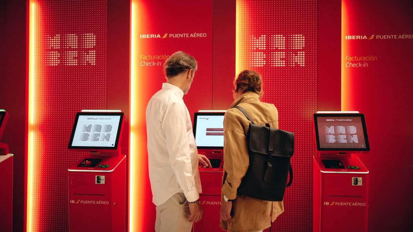 Dos clientes del Puente Aéreo, en el mostrador de 'check-in'