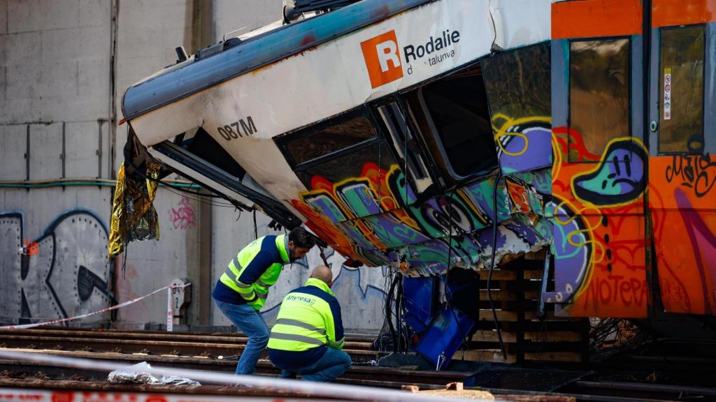 Operarios en el tren accidentado de Rodalies