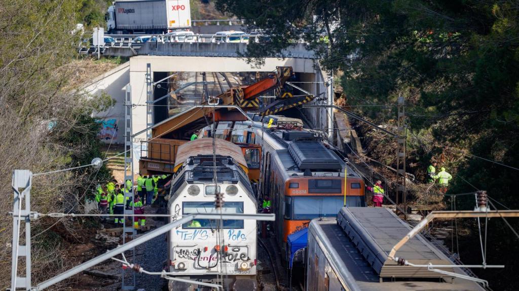 Tareas de reparación en la línea de Rodalies accidentada en Gelida