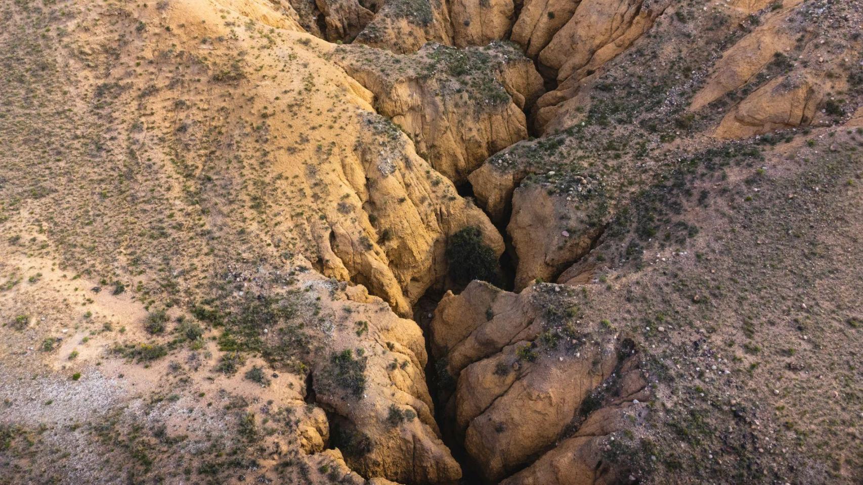 Una grieta en las montañas