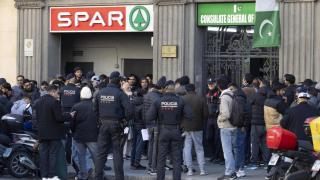 Largas colas en el consulado de Pakistán de Barcelona por la regularización del Gobierno
