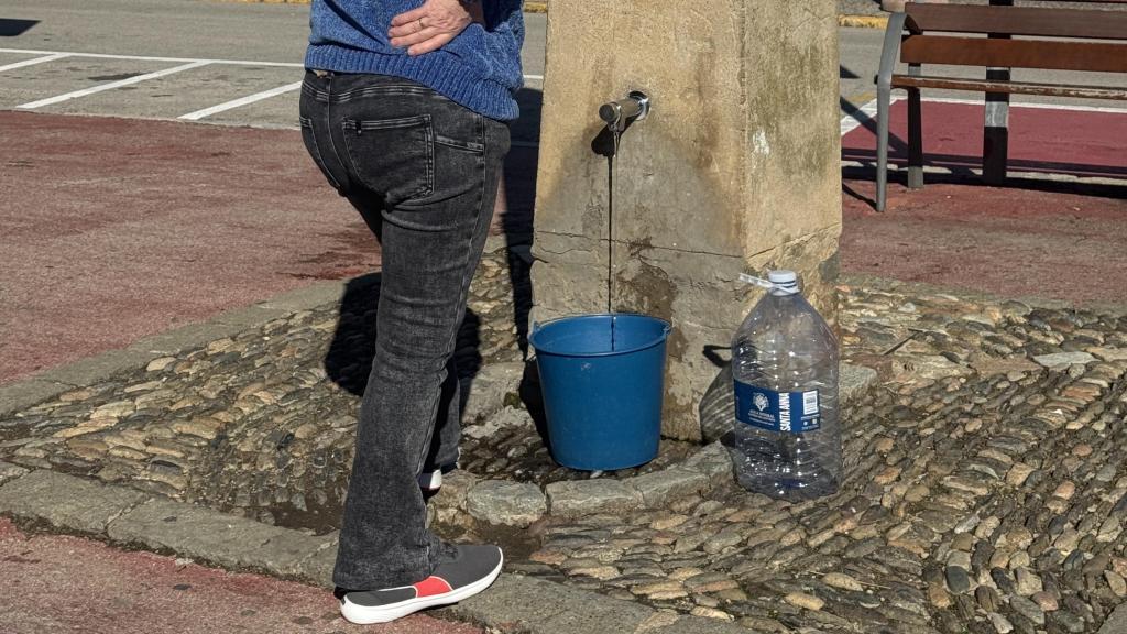 Un vecino de Anglès rellena garrafas con agua no potable de una fuente