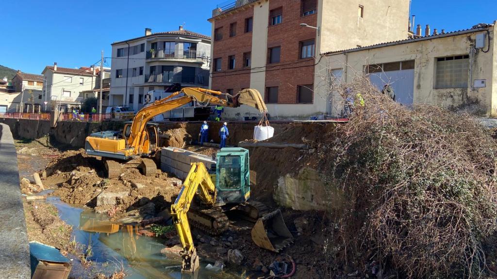 Varios operarios trabajan para reponer la tubería derrumbada en Anglès
