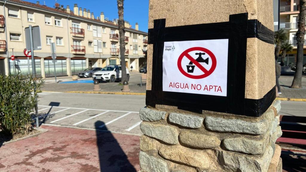 Cartel de agua no potable en una fuente pública de Anglès
