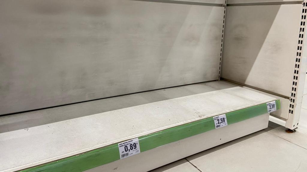 Estantería de aguas vacía en el supermercado Clarel