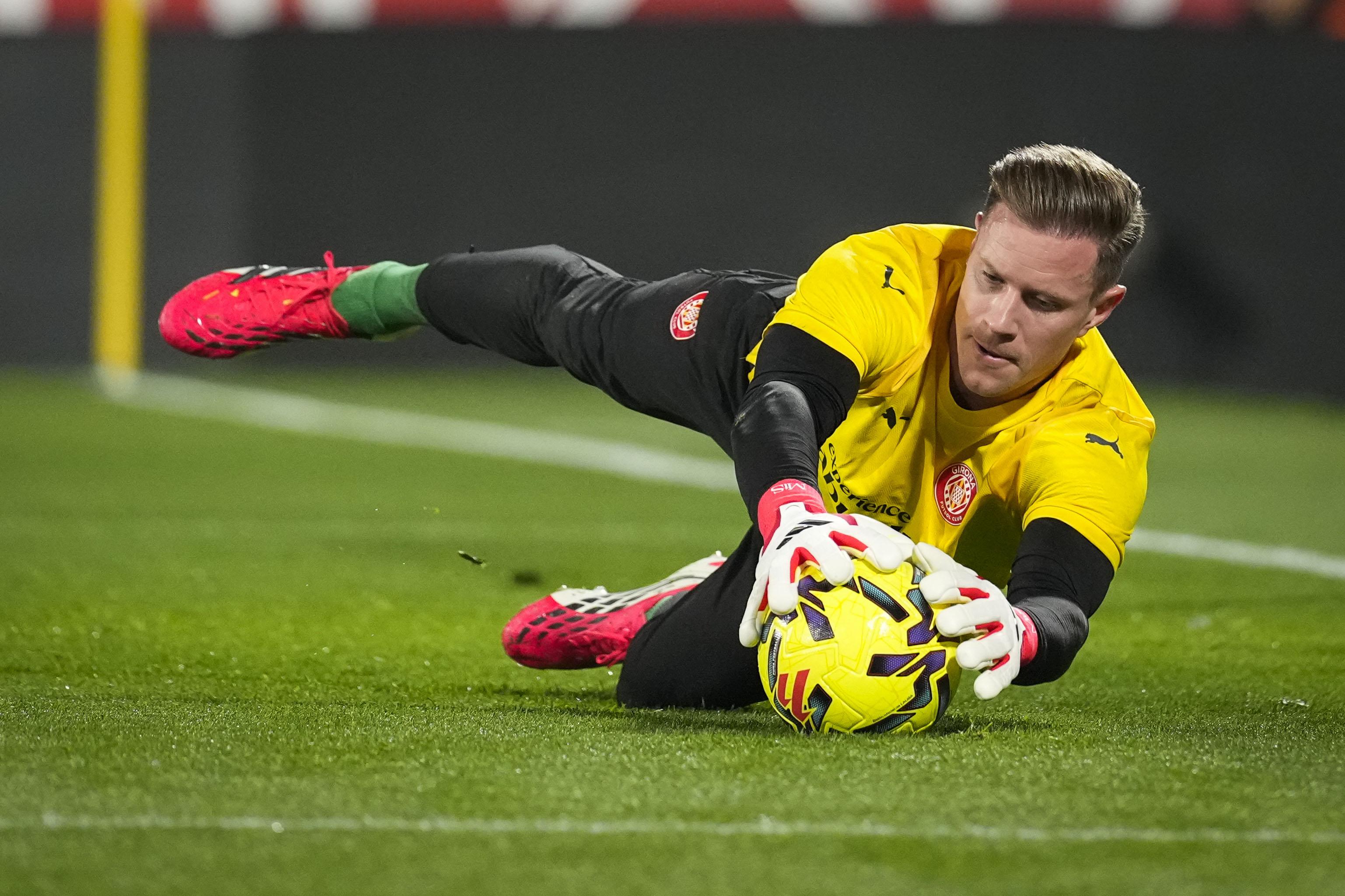 Ter Stegen detiene un balón en el calentamiento del Girona-Getafe
