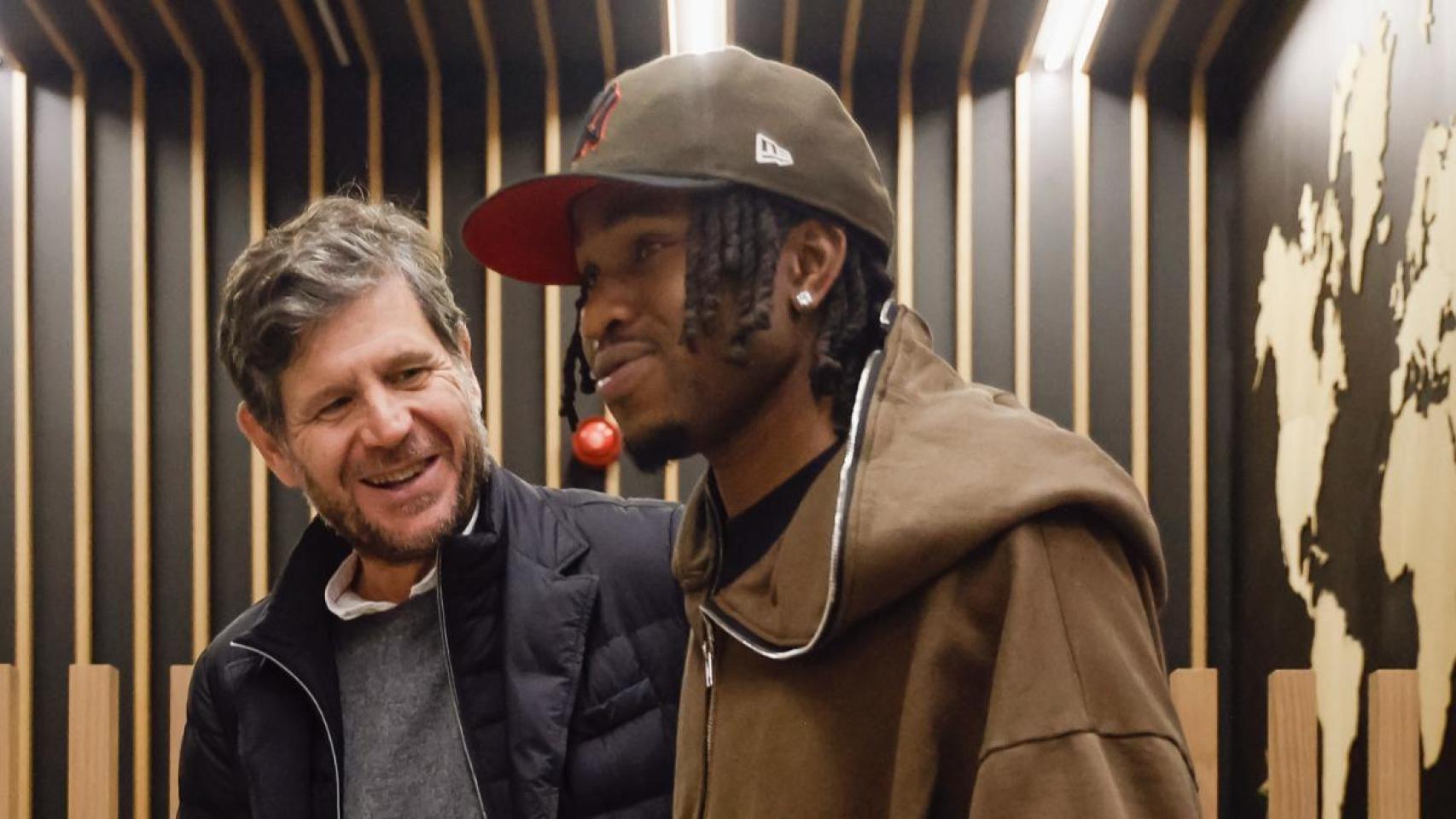 Mateu Alemany, con Ademola Lookman antes de su presentación como fichaje del Atlético de Madrid
