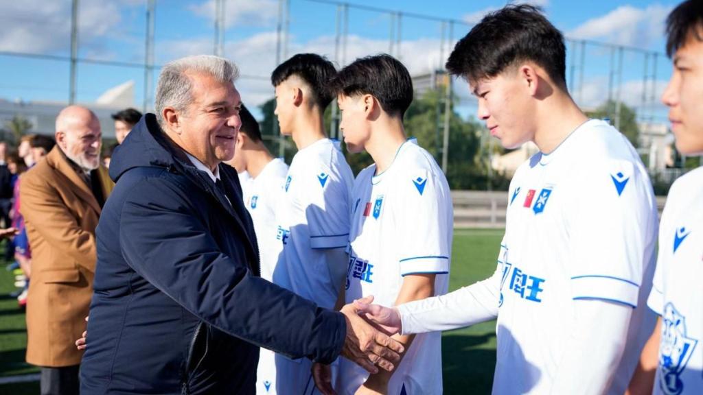 Joan Laporta i Javier Tebas saluden un combinat de jugadors de la Xina a la Ciutat Esportiva Joan Gamper
