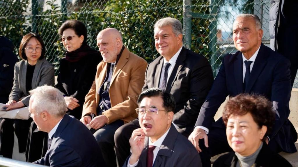 Javier Tebas, Joan Laporta y Rafa Yuste presencian un amistoso del Juvenil B del Barça contra un combinado de jugadores sub-17 de China