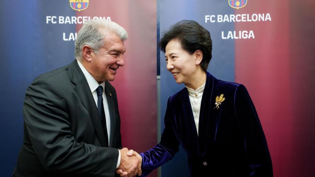Joan Laporta saluda a Shen Yiqin, consejera de Estado de la República Popular de China