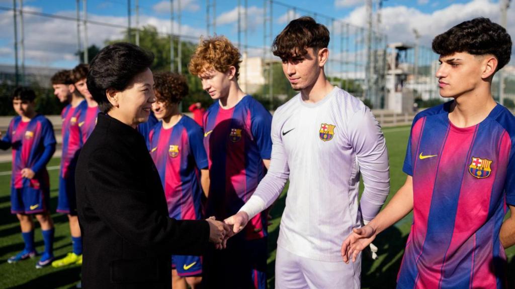 La consejera de Estado de la República Popular de China, Shen Yiqin, saluda a los jugadores del Juvenil B del Barça