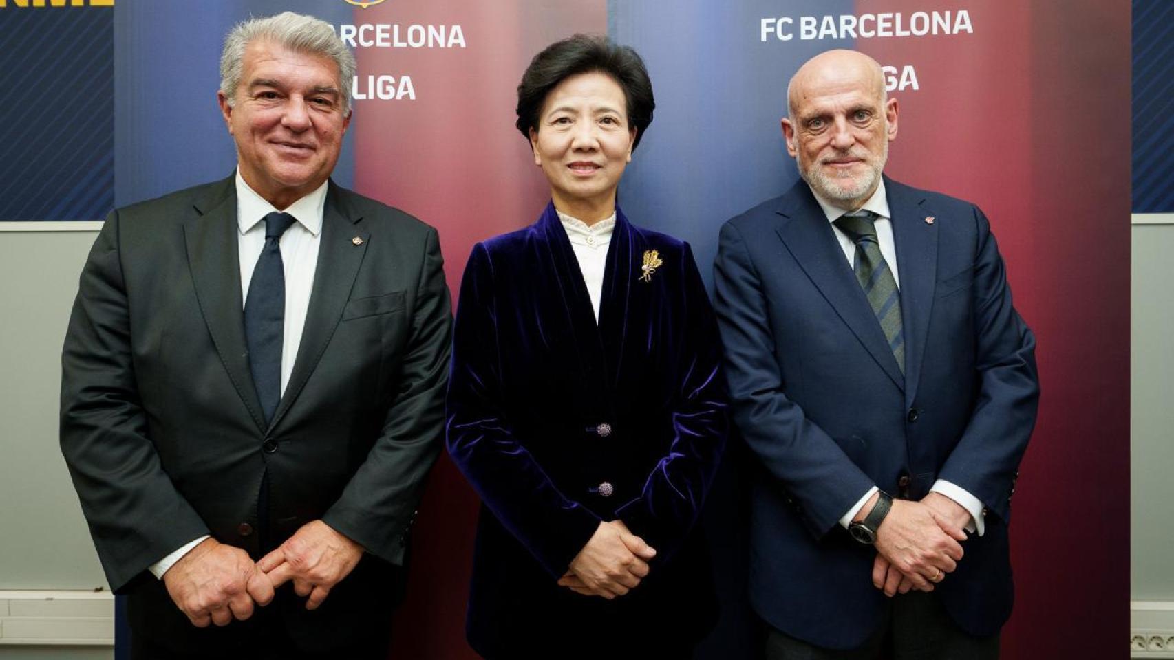 Joan Laporta y Javier Tebas, con Shen Yiqin, consejera de Estado de la República Popular de China