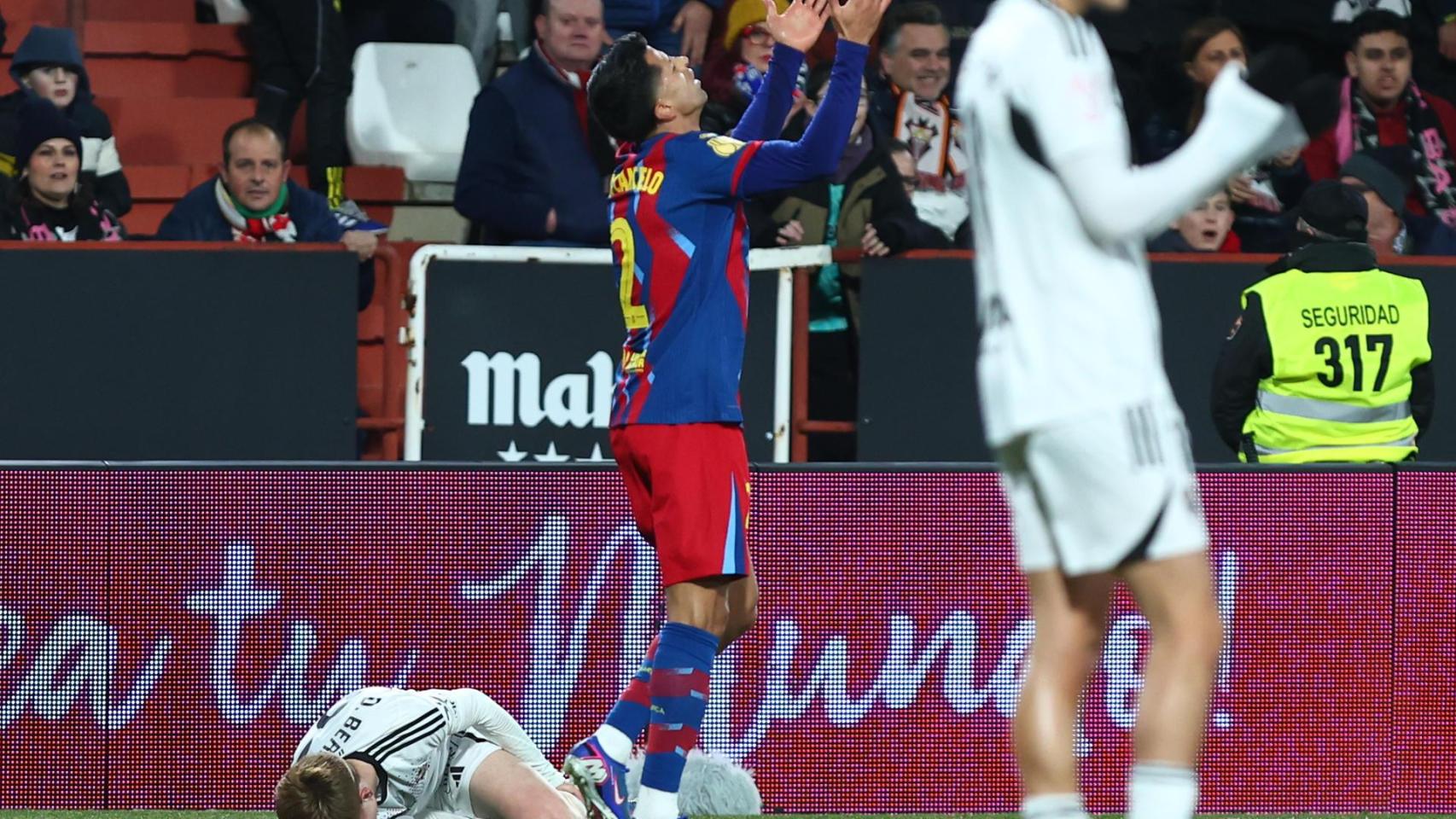 Cancelo, tras derribar a Bernabéu, en el Albacete-Barça