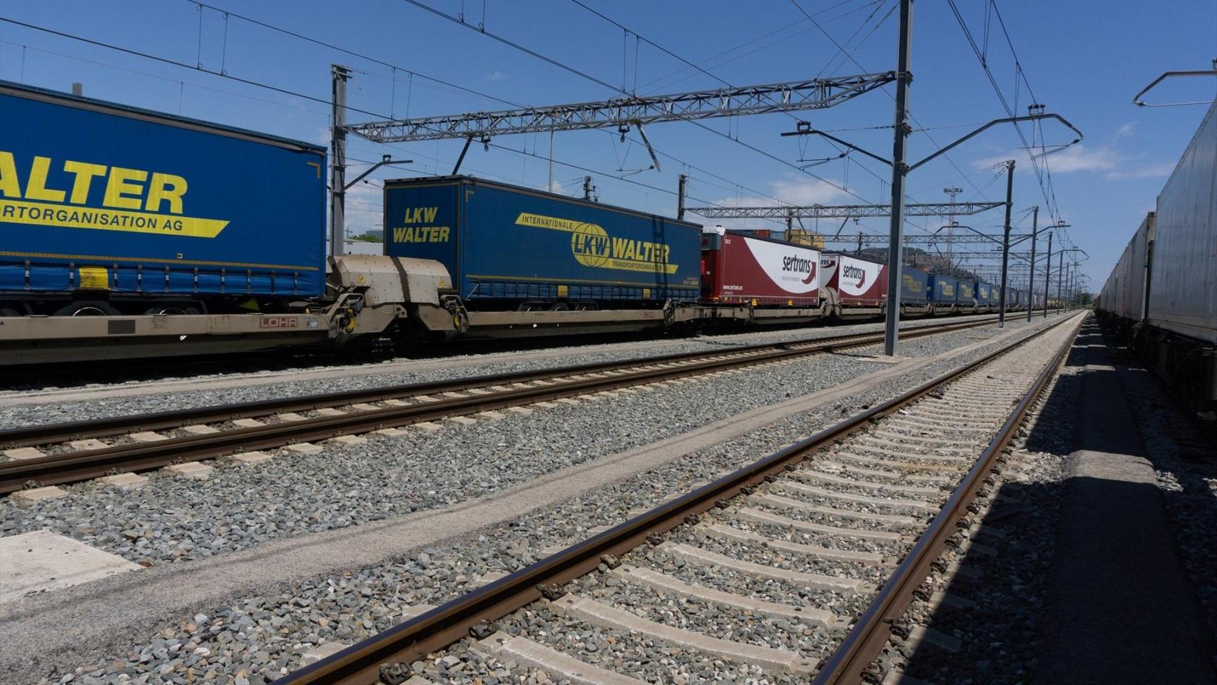 Tren de mercancías en una autopista ferroviaria