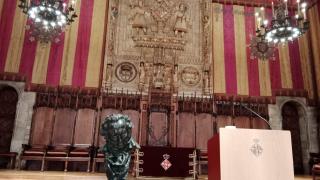 Estatuilla del premio Goya en el Saló de Cent