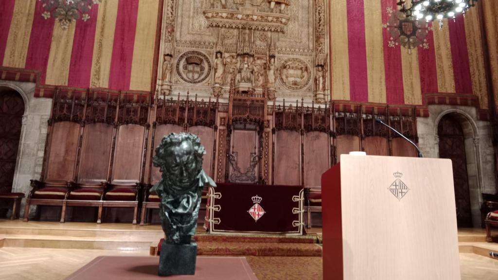 Estatuilla del premio Goya en el Saló de Cent