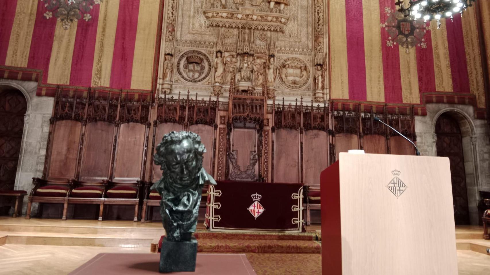 Estatuilla del premio Goya en el Saló de Cent del Ayuntamiento de Barcelona