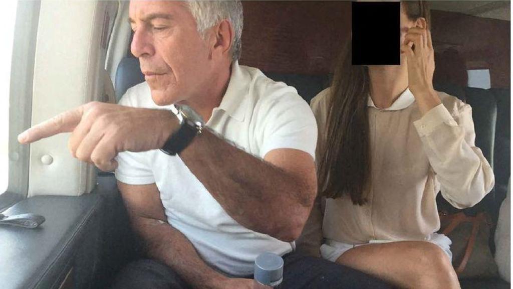 Epstein, junto a una mujer, en una imagen de la nueva información difundida por congresistas demócratas