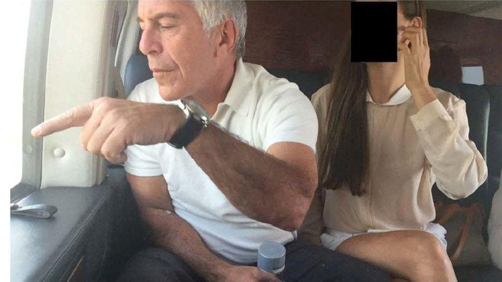 Epstein, junto a una mujer, en una imagen de la nueva información difundida por congresistas demócratas