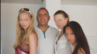 Una foto de Daniel Siad con tres jóvenes