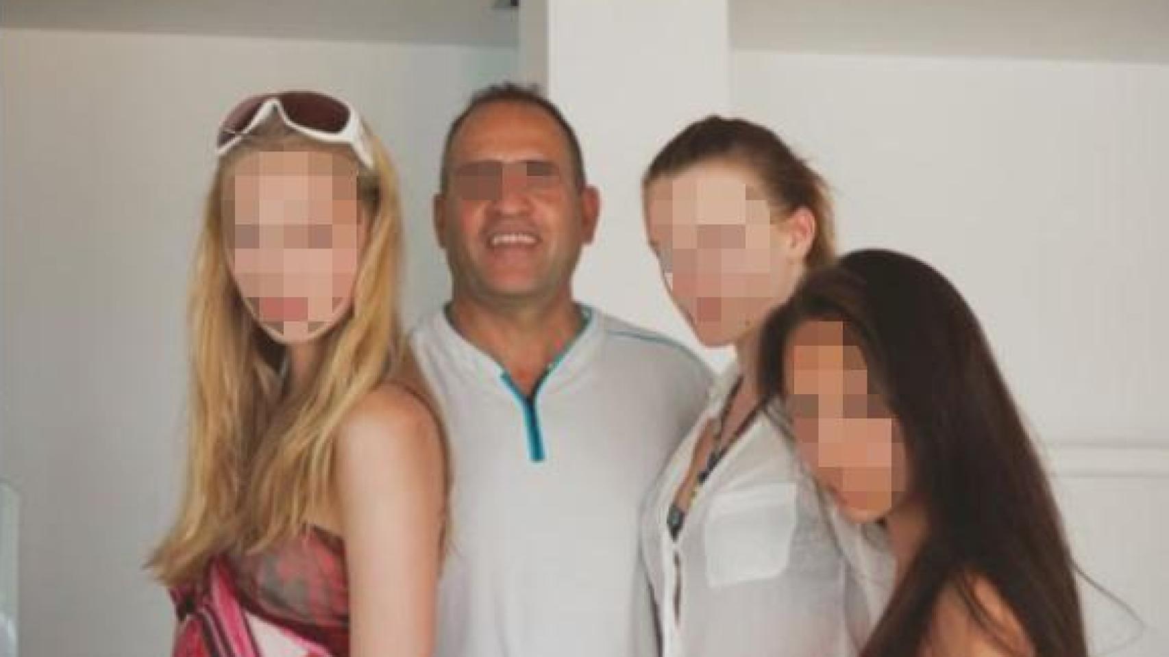 Una foto de Daniel Siad con tres jóvenes