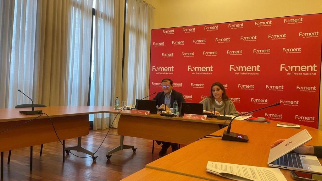 El presidente de la Comisión de Relaciones Laborales y Recursos Humanos de Foment del Treball, Luis Pérez, y la directora de Relaciones Laborales y Asuntos Sociales, Yésika Aguilar.