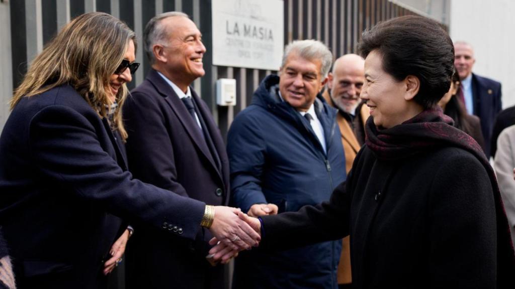 Elena Fort saluda a la consejera de Estado de China, Shen Yiqin, junto a Rafa Yuste, Joan Laporta y Javier Tebas