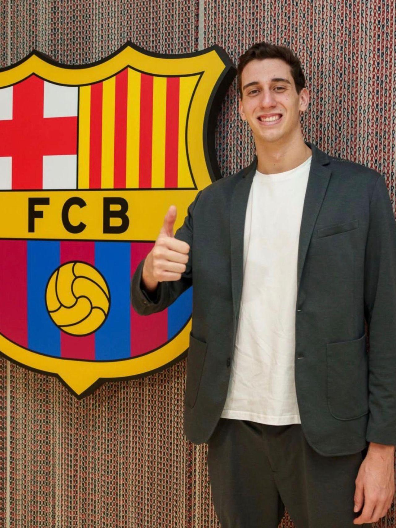 Ian Barrufet posa junto al escudo del Barça tras firmar su renovación hasta 2029