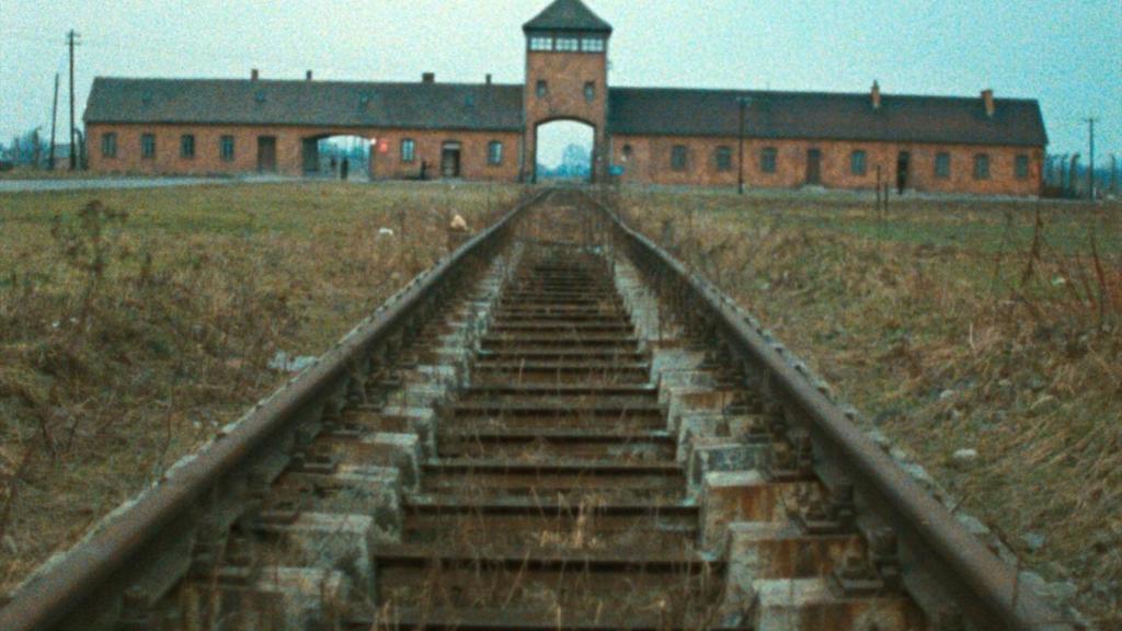 La via fèrria que conduïa a Auschwitz