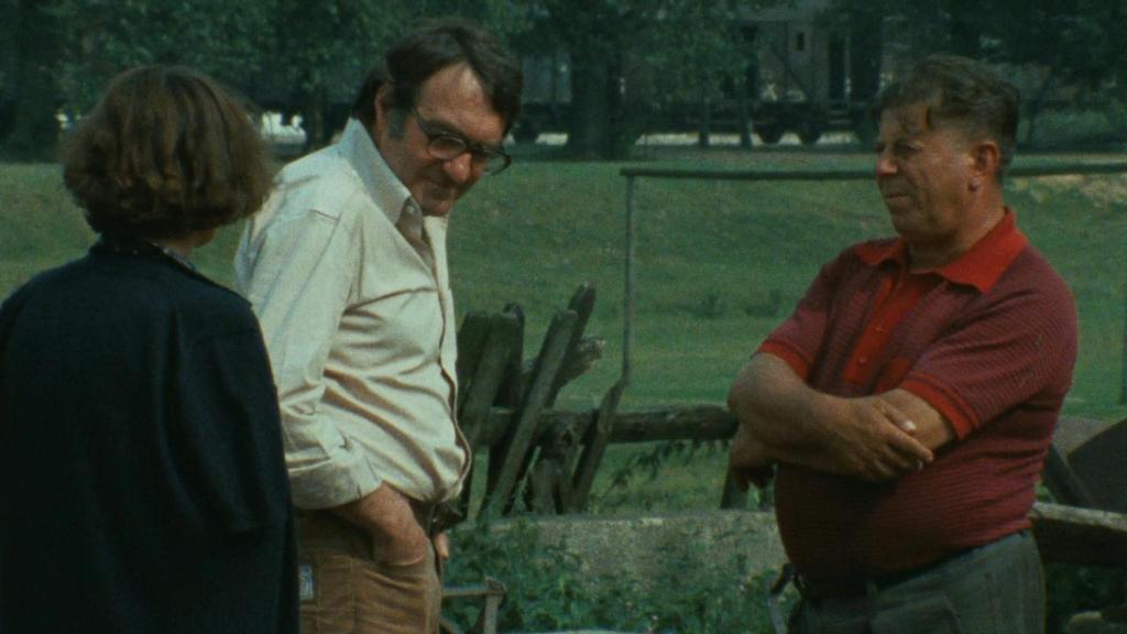 Lanzamann entrevistant un camperol polonès amb la seva traductora