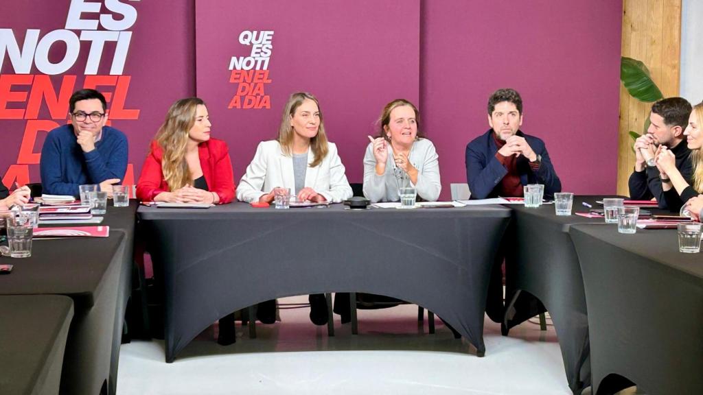 Jéssica Albiach, David Cid y Gerardo Pisarello junto al resto de la ejecutiva de los Comuns