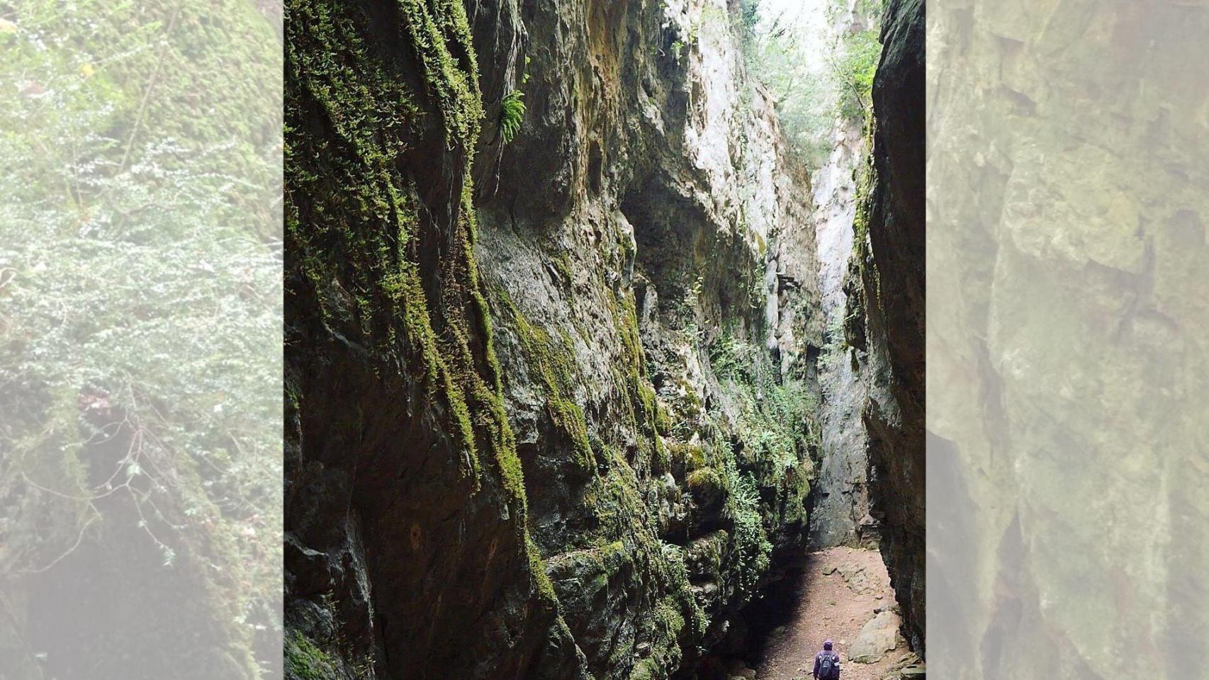 Un paseo entre grietas de más de 30 metros de alto