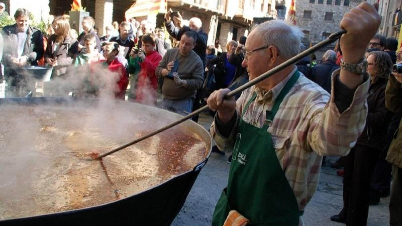 Persona cocinando arroz