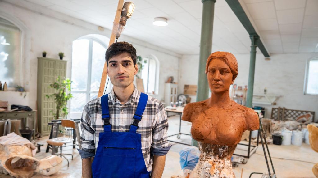 Arnau Espuga posa junto a su nueva 'geganta'