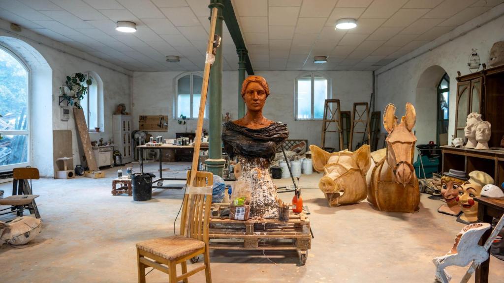 Visió general del taller de creació de gegants d'Arnau Espuga