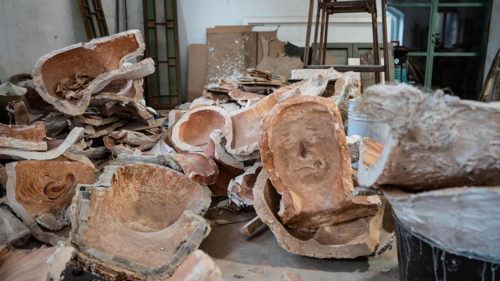 Motlles del rostre de diversos gegants al taller de creació d'Arnau Espuga