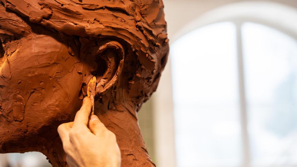 Arnau Espuga modela l'orella d'una nova geganta