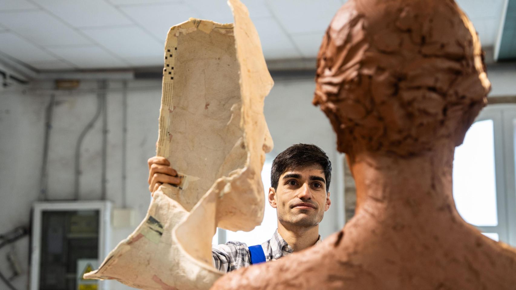 Arnau Espuga trabaja en una nueva 'geganta' en su taller de Les Borges Blanques