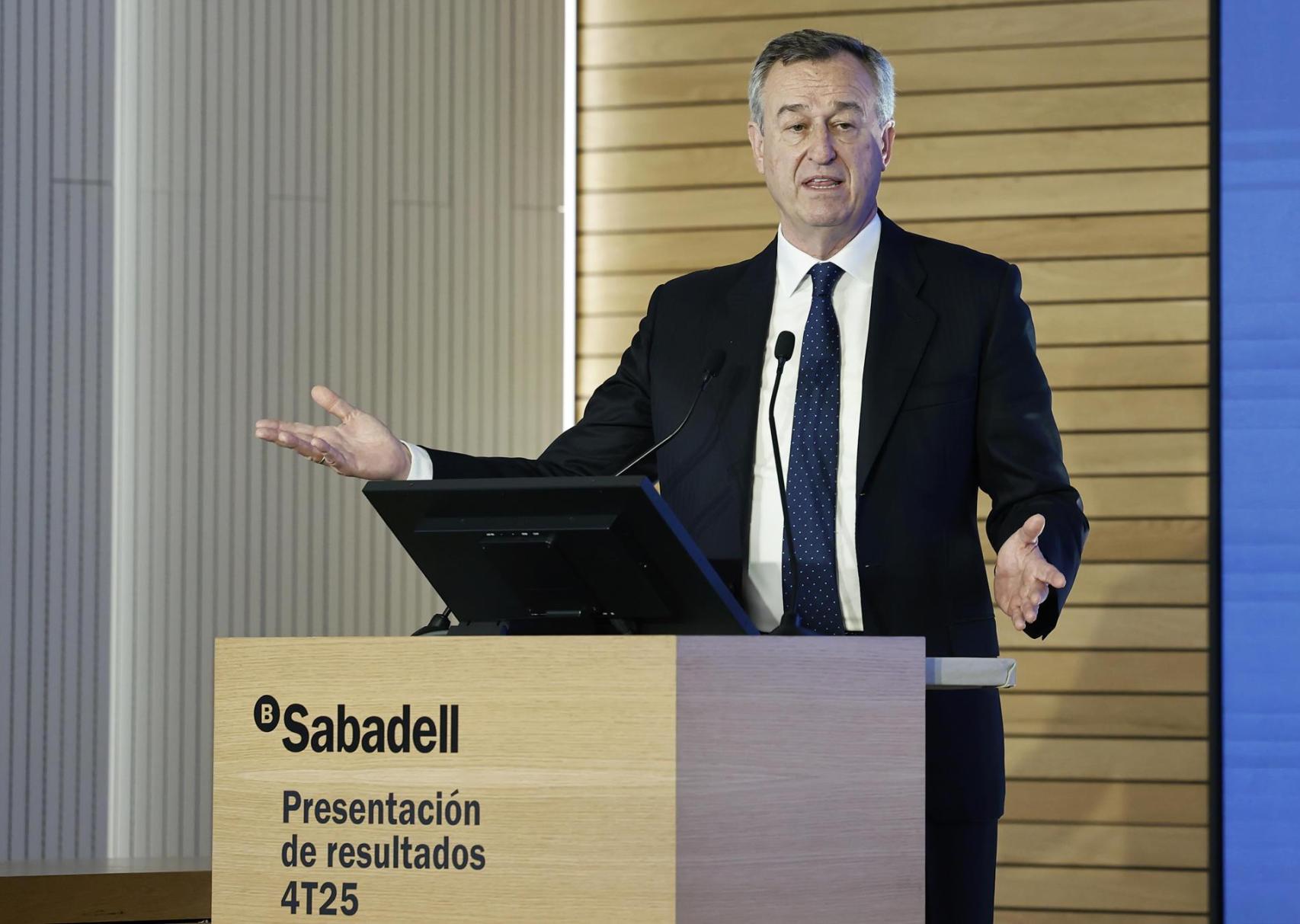 El consejero delegado del Banco Sabadell, César González-Bueno, durante la rueda de prensa ofrecida este viernes para presentar los resultados de 2025