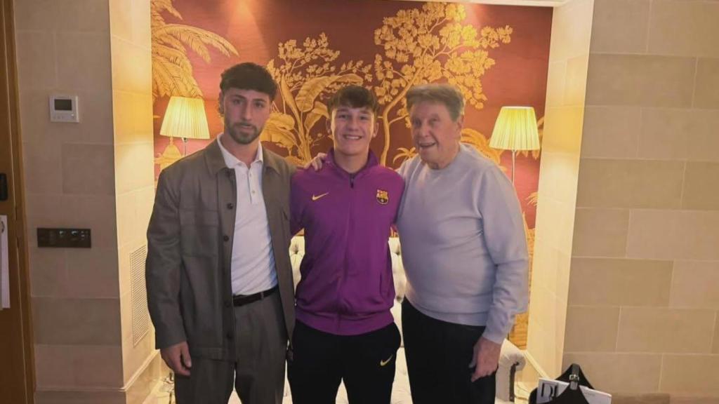 Hugo Garcés, junto al agente Pini Zahavi y su sobrino Alexander