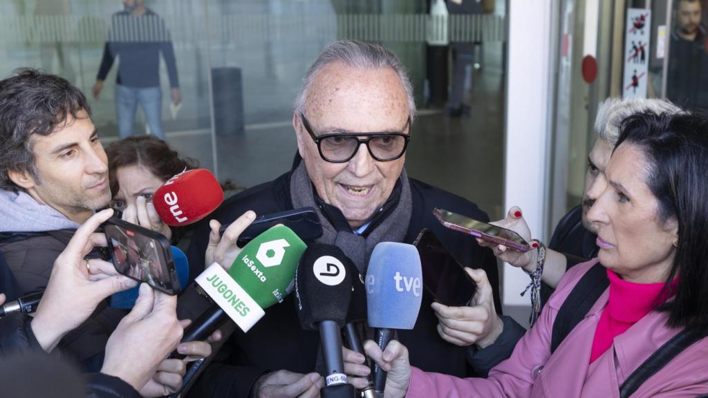 Joan Gaspart, expresidente del Barça, atiende a los medios de comunicación en la Ciudad de la Justicias tras declarar por el 'caso Negreira'