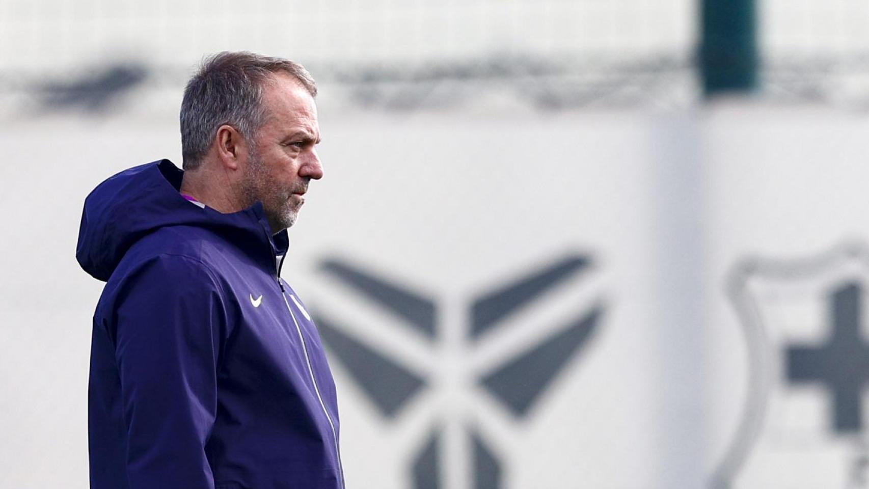 Hansi Flick dirige la sesión del Barça antes del partido ante el Mallorca